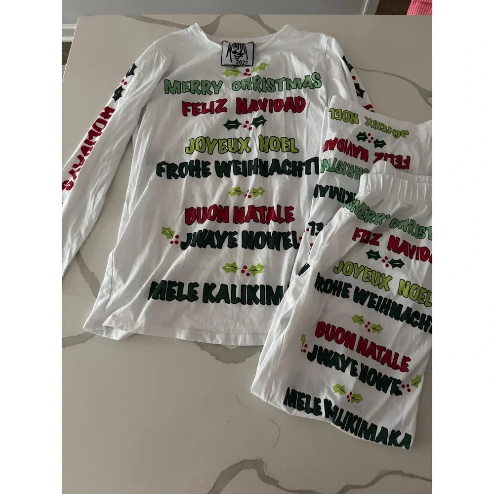 Glo Gang 2022 Merry Christmas Pajama Set White Multi Language‎ Womens Small 2pc